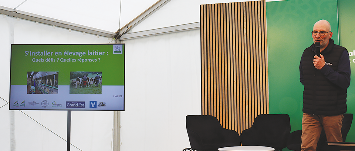 Rémi Georgel lors de sa présentation sous le chapiteau du salon de l’herbe et des fourrages 2026. © Marion FALIBOIS