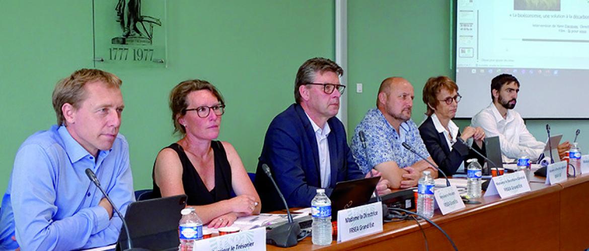 (De g. à d.) : Franck Sander, trésorier, Corinne Vanverte, directrice, Hervé Lapie, président, Philippe Clément, secrétaire général, Huguette Thien-Aubert, Draaf adjointe et Xavier Bailly, président JA GE, photo Jean-Luc Masson