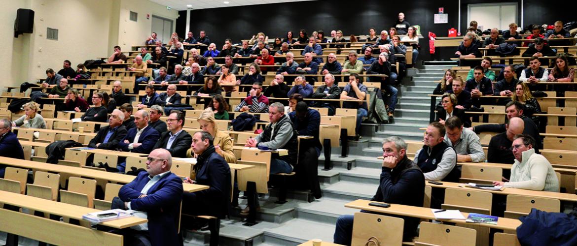 Plus d’une centaine d’éleveurs ont répondu présents pour participer aux travaux d’assemblée générale de l’Apal’. Photo YD