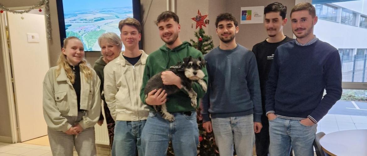 Les premières années du BTSA TC “Biens et services pour l’agriculture”, accompagnés de Véronique Sol, coréférente du BTSA, et de Jocko, «notre source de bien-être au travail». © Photo DR