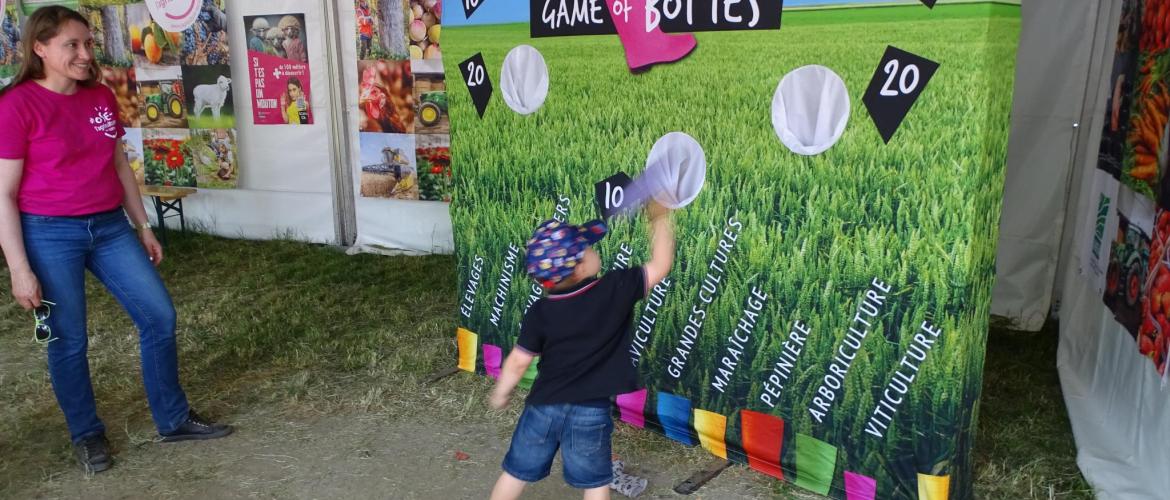 Dans le cadre de la promotion de l’emploi agricole, le jeu de lancer de bottes en caoutchouc s’ouvrira à tout public. Photo : Jean-Luc MASSON