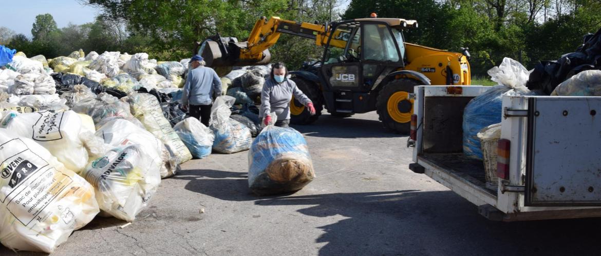 Tour à tour, les agriculteurs viennent déposer leurs déchets pour la collecte. Photo : M.Plamieri