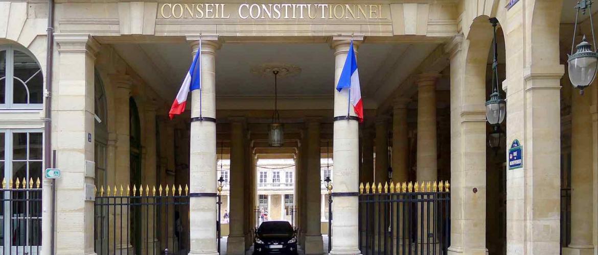 De son côté, la ministre de l’Agriculture, Annie Genevard, a minimisé cette censure partielle de la loi d’orientation agricole.« La LOA va enfin entrer en vigueur ! L’essentiel des mesures concrètes pour les agriculteurs a été validé par le Conseil consti Porte d'entrée du Conseil Constitutionnel à Paris. © Photo DR