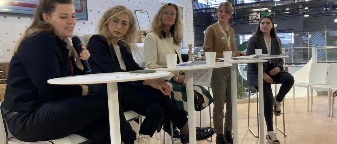 (De G. À D.) Margot Mégis-JA, Francesca Gironi - Copa-Cogeca, Julie Vermooten-MSD, Catherine Faivre-Pierret-pdte CNA FNSEA, Louise Matvienko-animatrice du débat © Photo Actuagri (De G. À D.) Margot Mégis-JA, Francesca Gironi - Copa-Cogeca, Julie Vermooten-MSD, Catherine Faivre-Pierret-pdte CNA FNSEA, Louise Matvienko-animatrice du débat © Photo Actuagri