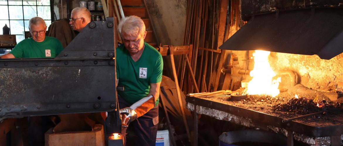 La Forge d’Antan est aujourd’hui équipée d’un martinet pour travailler plus rapidement l’acier. 
