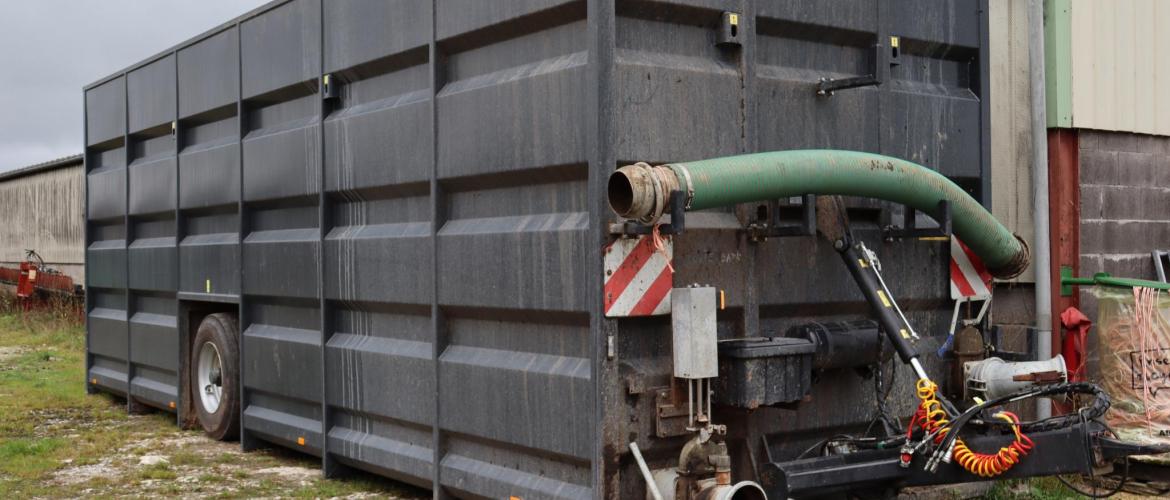 Le caisson mobile est une cuve intermédiaire qui assure l’alimentation du flux d’engrais vers la tonne à lisier sur le terrain. 