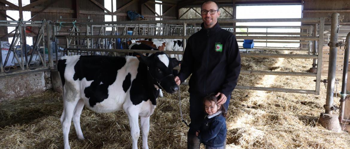 Eric Laurent et sa fille aux côtés de Sofia, la troisième plus jeune génisse du concours Prim’Holstein cette année (6 mois). 