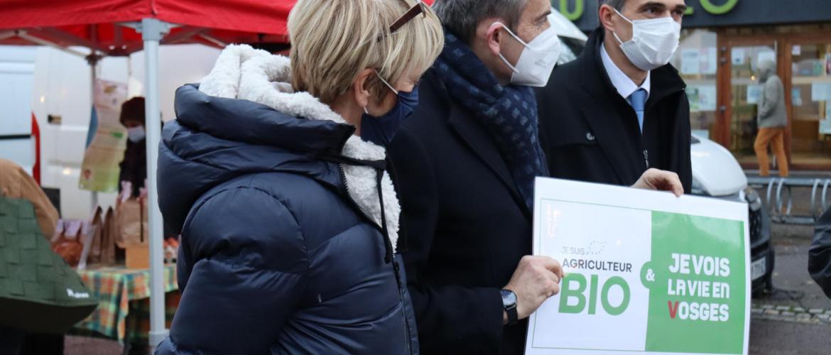 Franck Perry a dévoilé l’autocollant «Je suis agriculteur bio et Je Vois la Vie en Vosges». 