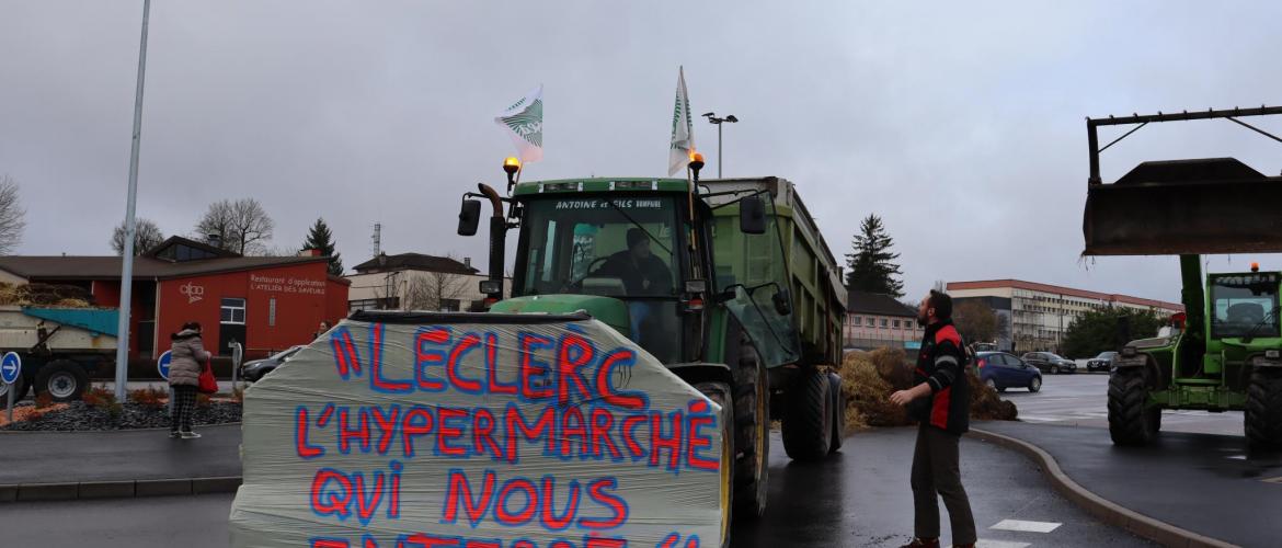 sur les pancartes des manifestants on pouvait lire « Leclerc l’hypermarché qui nous enterre »