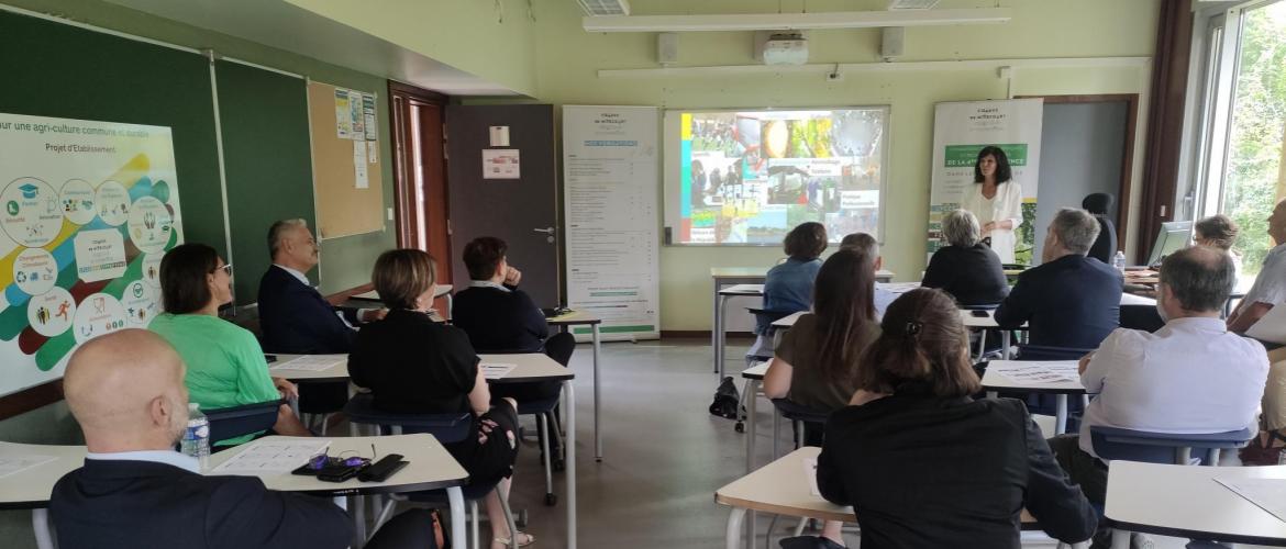 La visite a débuté en salle de classe avec une présentation du campus par la directrice ©Guillaume Bonnard