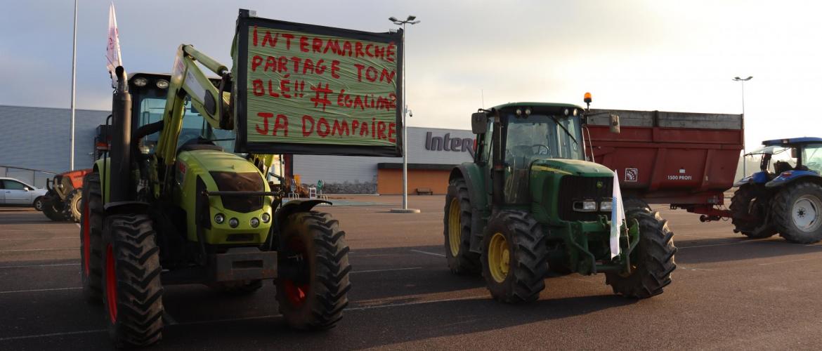 sur le parking de Mirecourt les tracteurs des JA de Dompaire clamaient « Intermarché partage ton blé ! » photo Marion Falibois