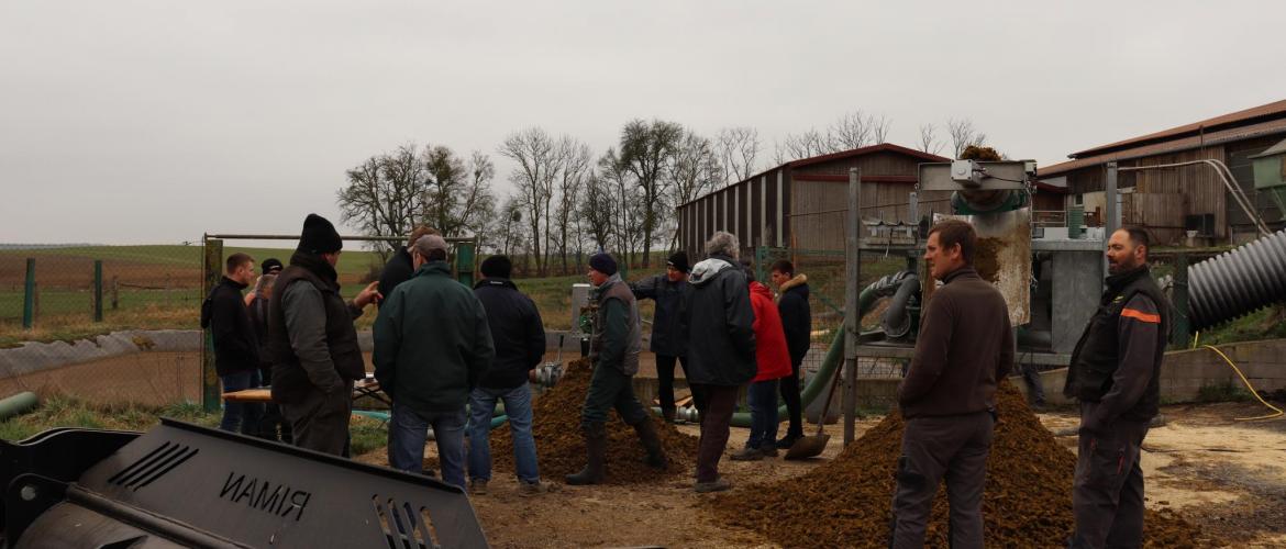Une trentaine d’agriculteurs ont pu profiter des démonstrations des commerciaux et des conseils des techniciens de la Chambre d’Agriculture des Vosges, photo Marion Falibois.