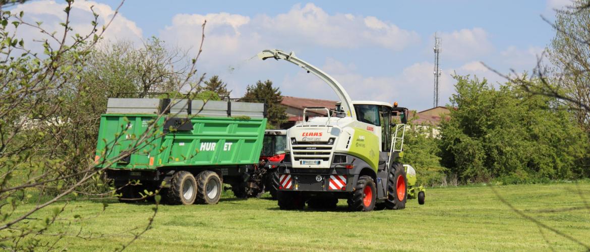 Le 06 mai, ils étaient 6 adhérents de la CUMA des Recollets à commencer le premier chantier d’ensilage de l’année, photo Marion Falibois.