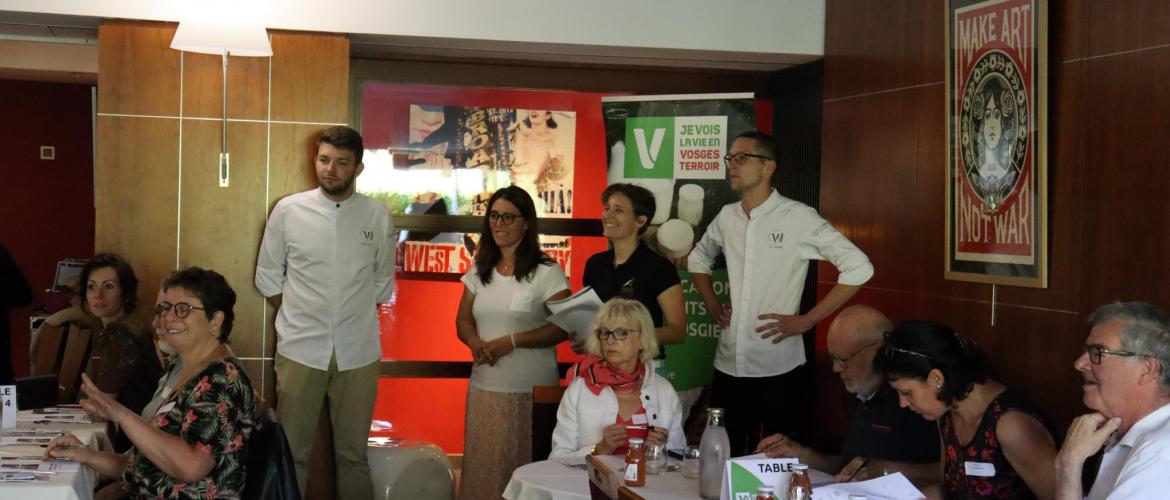 (De G. à D.) Victor Grimon, chef cuisinier au Relais de Vincey, Anne Jacopin élue Chambre d’Agriculture 88, Aurélie Cuny, conseillère agritourisme à la Chambre d’Agriculture 88 et Léo Toussaint, chef pâtissier au Relais de Vincey, photo Marion Falibois.