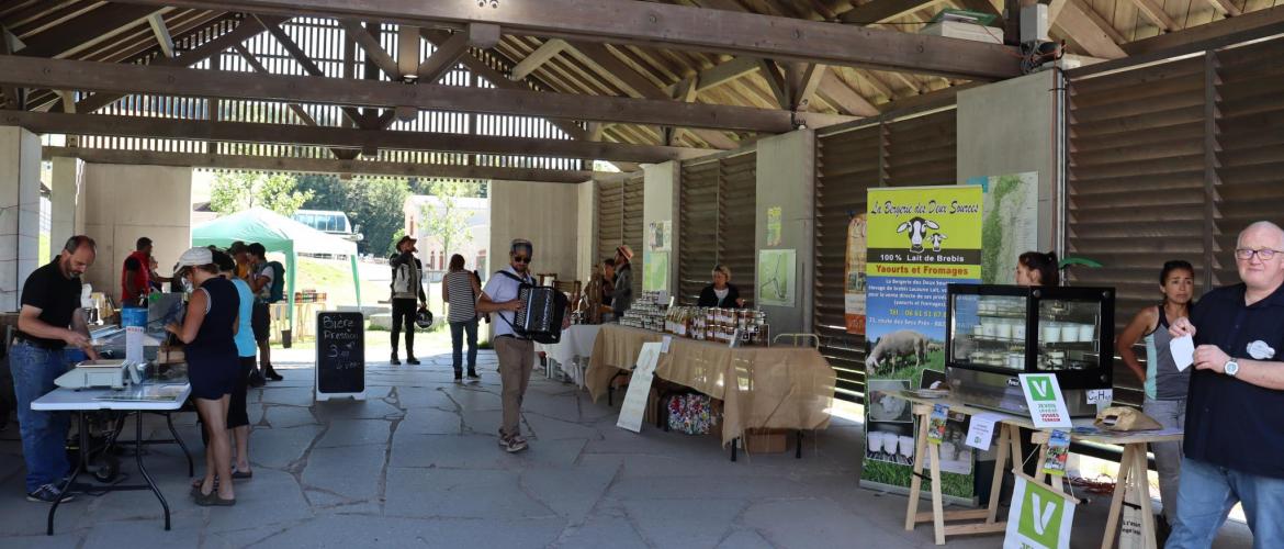 Pour l’inauguration du marché du terroir, la découverte des produits locaux se faisait au son de l’accordéon, photo Marion Falibois.