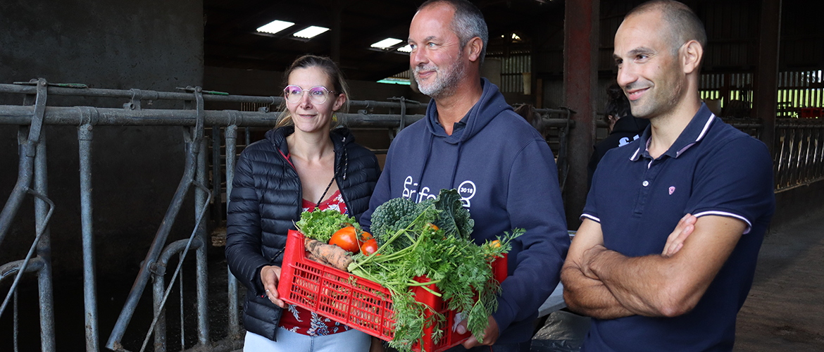 La visite s’est tenue à Dogneville sur l’exploitation de Maxime Raffy. © Photo Marion Falibois