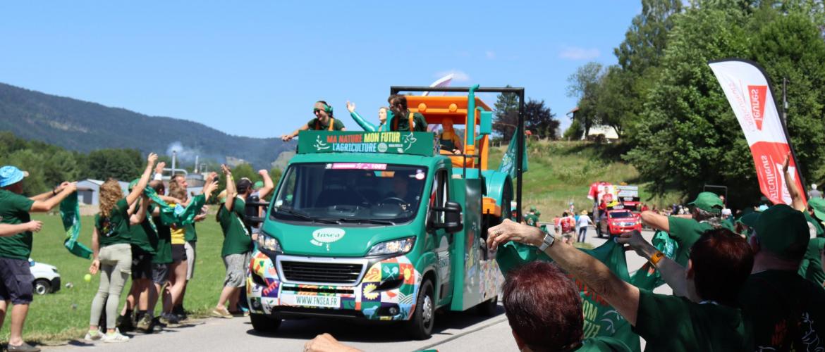 Les agriculteurs vosgiens ont accueilli la caravane de la FNSEA avec une Ola géante, photo Marion Falibois.