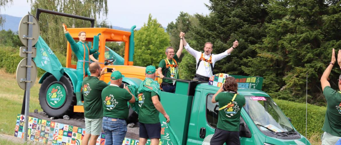 Jérôme Despey, secrétaire général de la FNSEA et Christian Prudhomme, directeur du Tour de France arrivés sur la caravane de la FNSEA ont félicité les agriculteurs pour leur motivation et leurs animations, photo Marion Falibois