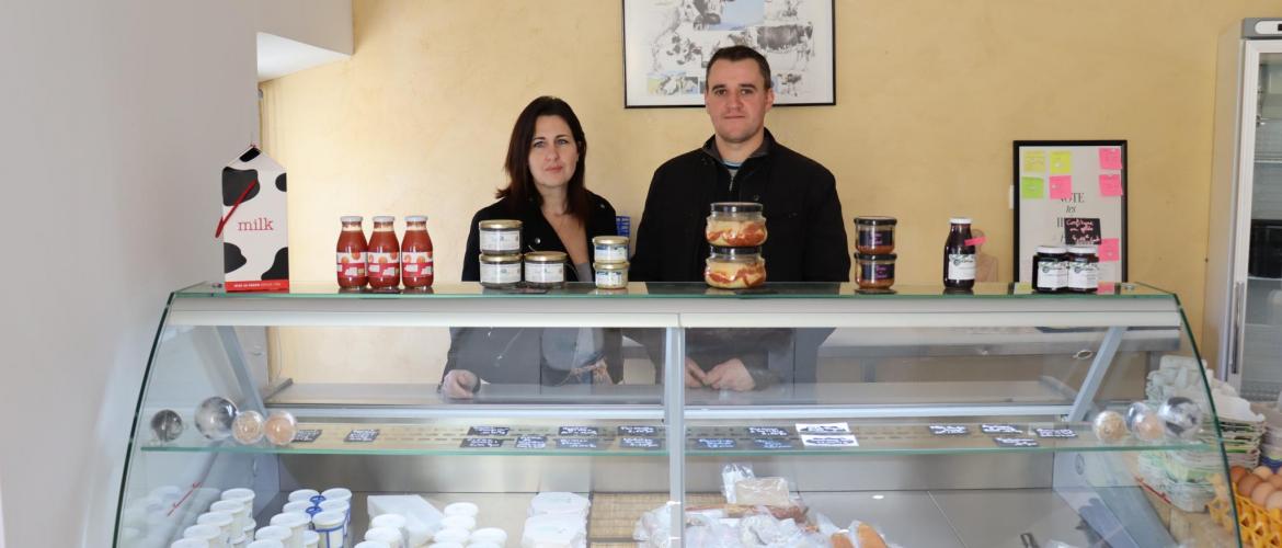 Audrey Baechler et Adrien Viriat dans leur magasin de vente directe installé sur la commune de Sainte Hélène ©Marion Falibois