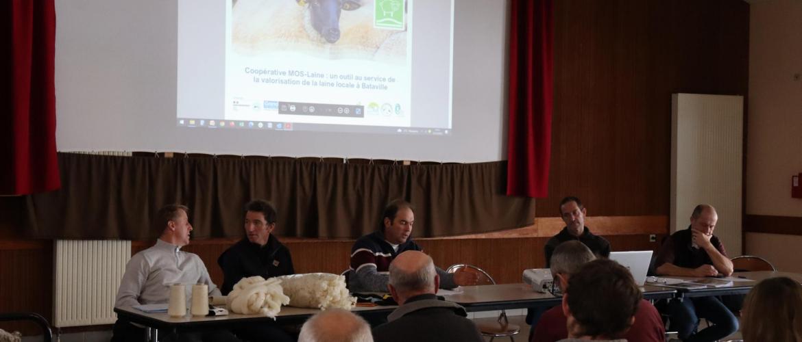 Stephane Ermann (à gauche) éleveur ovin en Moselle a animé une présentation de la Société Coopérative d’Intérêt Collectif MOS’Laine ©Marion Falibois