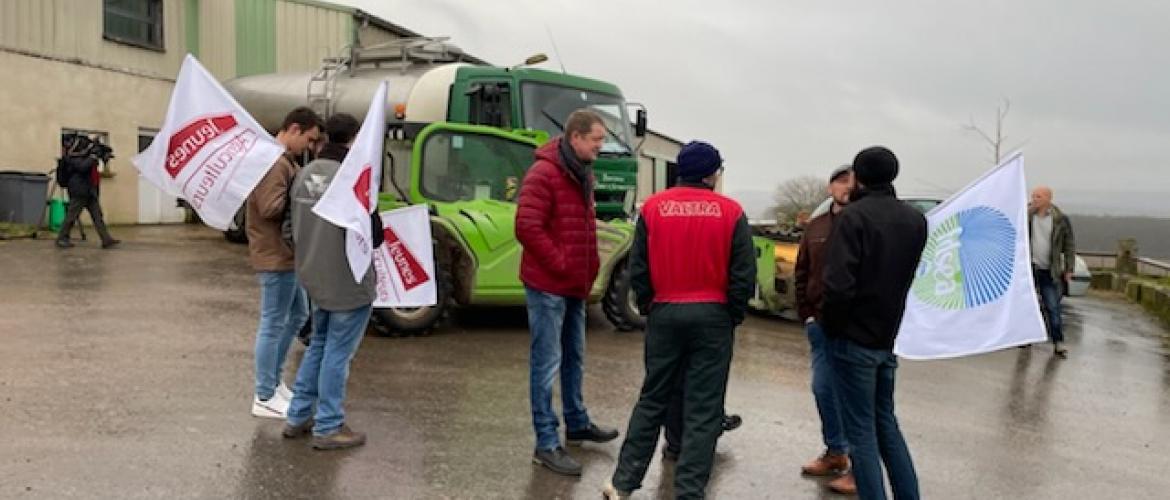 Réunis au Gaec du Pichet, exploitants et représentants syndicaux ont fait entendre leur voix Photo Elisa DUMAS