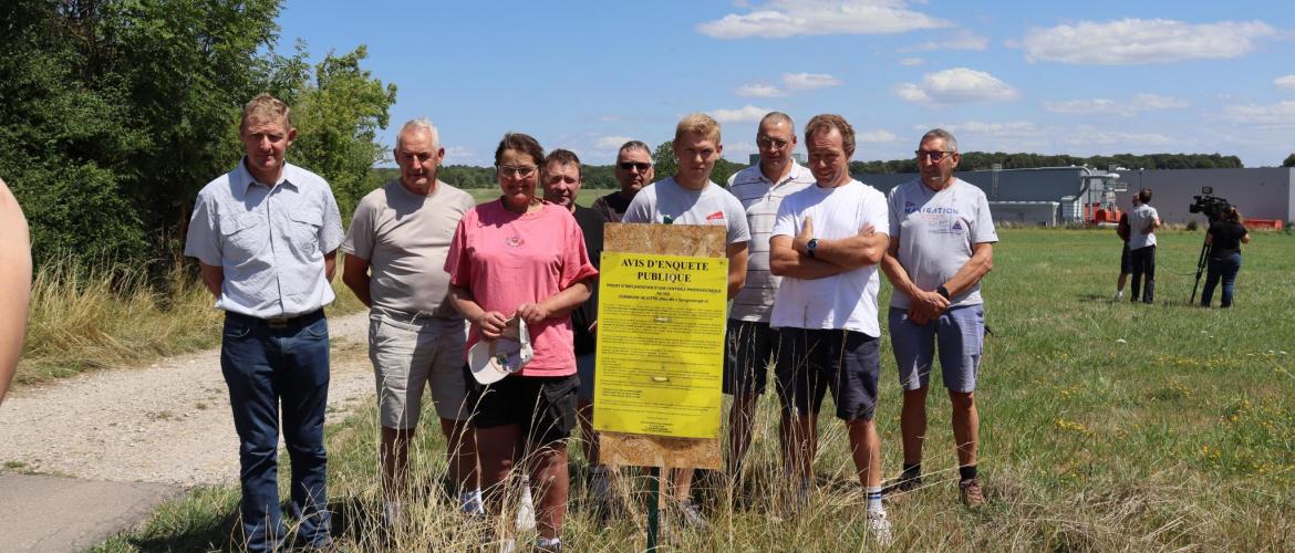 Une délégation d’agriculteurs s’est rassemblée sur la zone de la croisette pour protester contre le projet de parc photovoltaïque au sol ©Marion Falibois