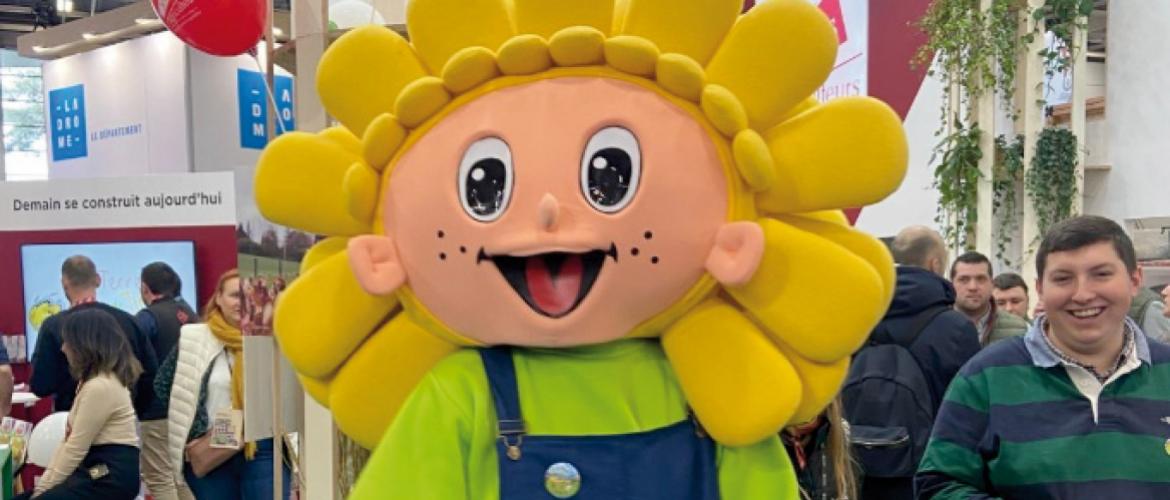 La mascotte Jim ira à la rencontre du public au travers du département de la Moselle jusqu’à la l’ouverture de la douzième édition de Terres de Jim. © Photo Terres de Jim 2025