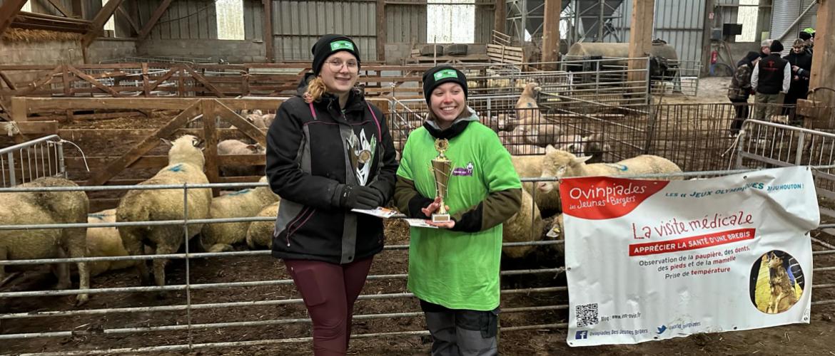 Loane Hennion (à d.) et Maya Lemoine sont sélectionnées pour la finale nationale des 20e  Ovinpiades des Jeunes Bergers, qui se  tiendra le samedi 22 février au Sia. Photo DR