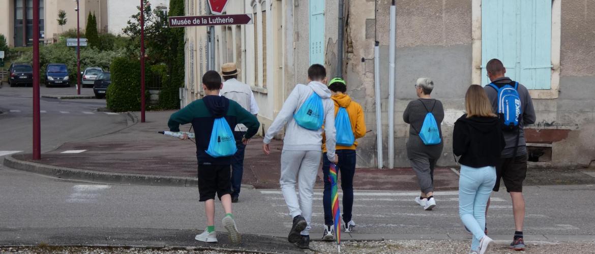 La grisaille n’a pas entamé la motivation des marcheurs qui se sont mobilisés pour l’association, photo Lucette Michel