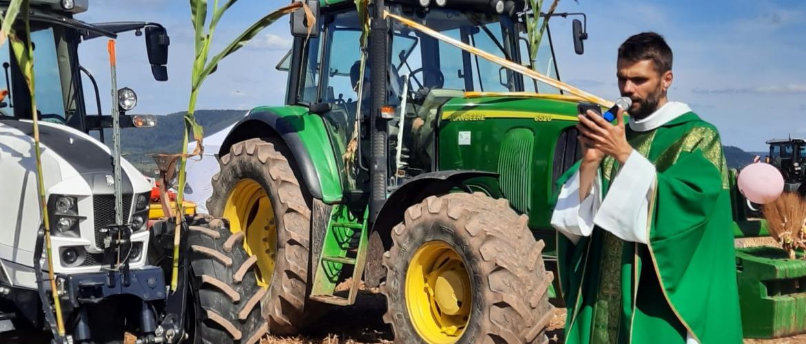 Avant que ne débutent les épreuves, le prêtre Damien Bessot a béni les tracteurs des finalistes © D.R.