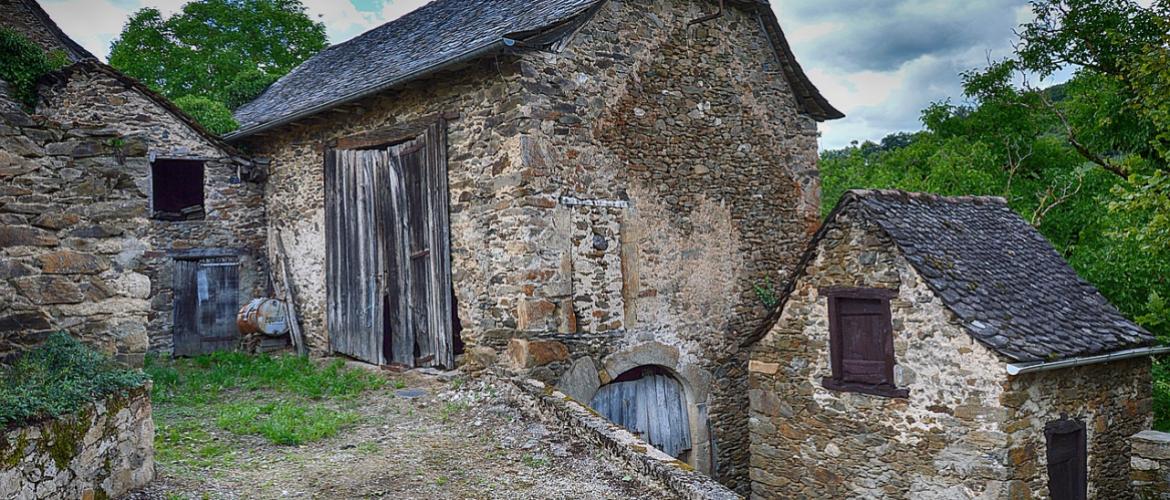 Ancien corps de ferme en zone rurale. Photo libre de droit