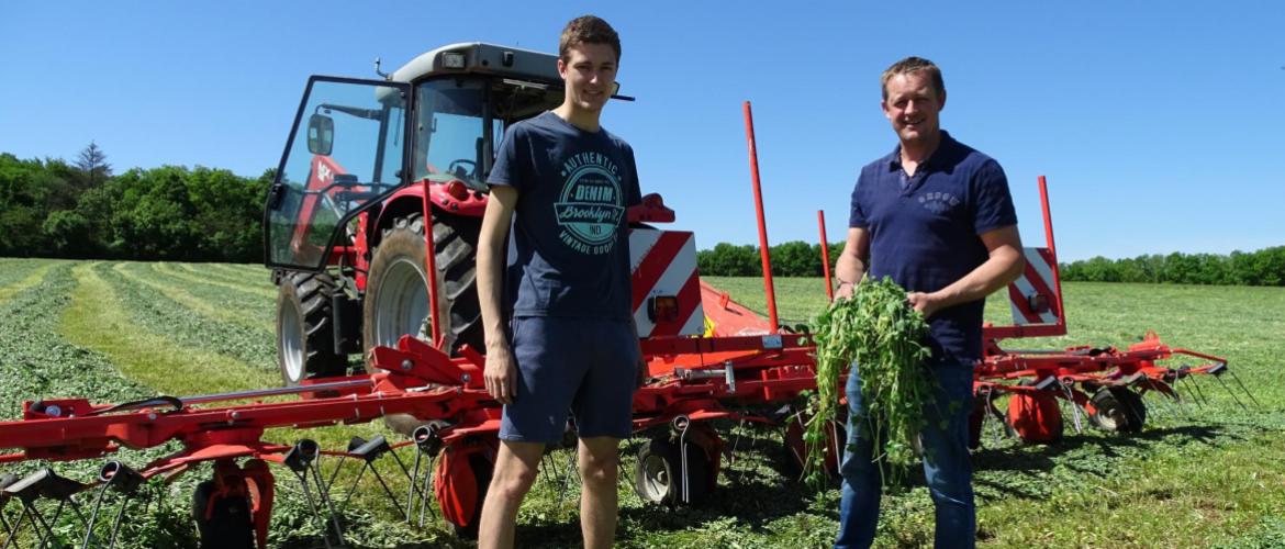 Célestin, étudiant ingénieur agro, vient prêter main forte à son père, Thierry Mourot, à l’heure de la récolte de l’herbe. Photo : JL.Masson