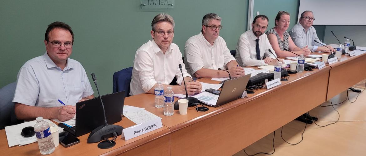 De g. à d. : Pierre Bessin (DRAAF) ; Yann Dacquay (dg CRAGE) ; Jérôme Mathieu (pdt CRAGE) ; Samuel Bouju (secrétaire général préfecture) ; Béatrice Moreau (vice-pdte Conseil régional) et Hervé Sanchez (vice-pdt CRAGE). Photo : JL.Masson